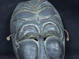 une image représentant un masque sur fond noir