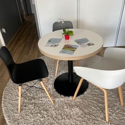 deux chaises et une table dans une petite pièce