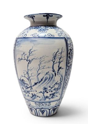 CHINE, XXe siècle VASE à large panse et col étroit en porcel…