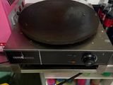 une casserole posée sur une cuisinière dans une cuisine