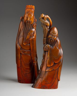 paire de figurines chinoises en bois sculpté représentant un homme et une femme