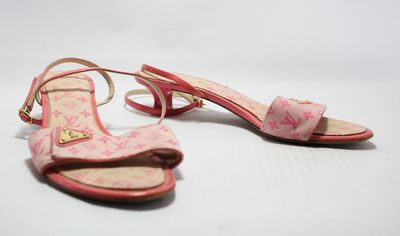 LOUIS VUITTON, mules à sangles en toile monogrammée rose et …