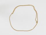 un collier à chaîne en or avec un fermoir en or sur fond blanc