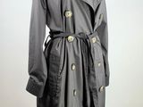 une image d'un manteau de femme sur un support de mannequin