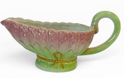 un bol vert et rose orné d'un ruban doré