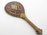 une cuillère en laiton ouvragée, ornée d'un motif coloré