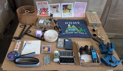 une table sur laquelle se trouvent divers objets