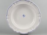 une assiette bleue et blanche ornée d'un motif floral sur le bord