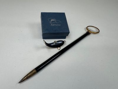 une image représentant un stylo et une boîte posés sur une table