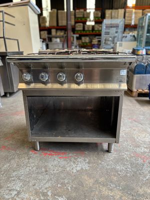 une photo d'une cuisinière en acier inoxydable équipée de trois feux