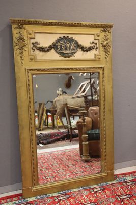 Trumeau en bois peint et redoré, décor d'angelots dans un mé…
