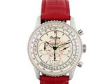 La montre est blanche et est dotée d'un bracelet rouge.