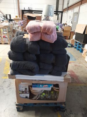 une pile de serviettes posée sur un chariot dans un entrepôt