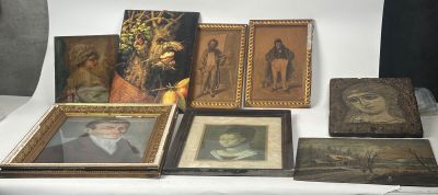de nombreuses photos encadrées posées sur une table, avec un fond blanc
