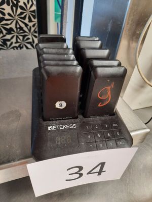 Plusieurs téléphones portables sont exposés dans un magasin, accompagnés d'une étiquette de prix