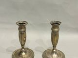 paire de chandeliers anciens en laiton sur fond blanc