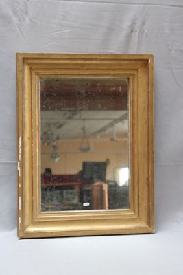 la photo d'une photo d'un miroir posé sur une table