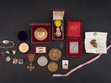 de nombreuses médailles et autres objets posés sur la table