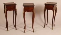 Suite de quatre tables d'appoint de forme galbée toutes face… (photo 3)