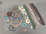 de nombreux types de colliers et de bracelets sur la table