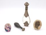 plusieurs objets différents, notamment une bouteille en verre, un œuf et la photo d'une femme