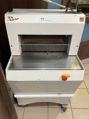 a machine that is sitting on the floor in the room