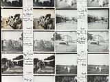 une vieille photo en noir et blanc représentant un groupe de personnes et de chevaux