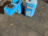 deux poubelles bleues posées l'une à côté de l'autre sur le trottoir