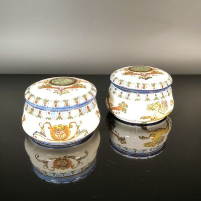 paire de boîtes anciennes en porcelaine chinoise sur fond noir avec reflets