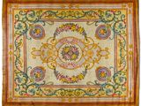 un tapis jaune et rouge orné d'un motif floral
