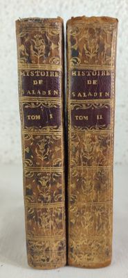 deux vieux livres posés l'un sur l'autre sur une table