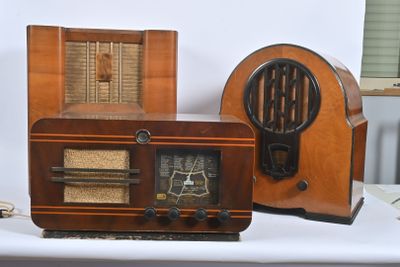 deux radios à l'ancienne posées l'une à côté de l'autre sur une table