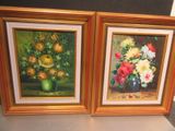 deux photos encadrées de fleurs dans un vase sur une table