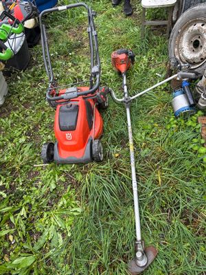 une tondeuse à gazon qui reste dans l'herbe