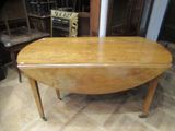 une table avec un abattant dans une pièce