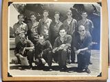 photo en noir et blanc d'un groupe d'hommes en uniforme posant pour une photo