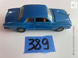 une petite voiture bleue en plastique avec une étiquette de prix dessus