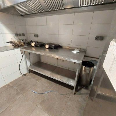 Table en inox avec tablette d'entretoise