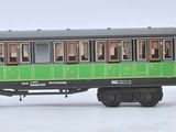 un petit train qui roule sur les rails dans la neige