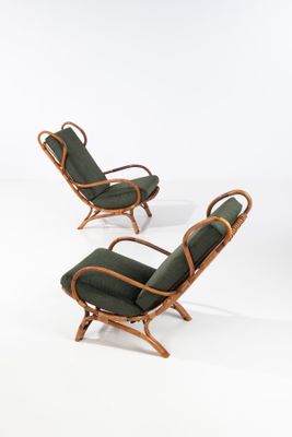 paire de chaises longues avec des coussins rembourrés verts et des pieds en bois