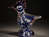 un vase bleu et blanc avec un oiseau dessus