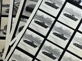 plusieurs photographies en noir et blanc de voitures posées sur une table noire