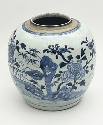 un vase bleu et blanc posé sur une surface blanche