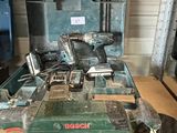 une machine verte posée sur une table