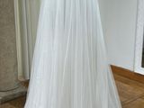 robe de mariée exposée sur un mannequin dans une boutique de mariage