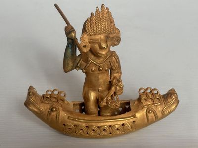 une figurine en or représentant un homme dans un bateau
