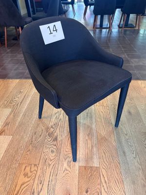 une chaise noire avec une étiquette de prix dans un magasin