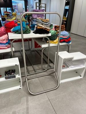 une table sur laquelle sont posés quelques vêtements, dans une pièce