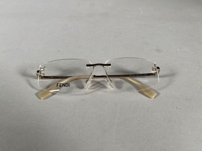 un gros plan sur une paire de lunettes posée sur une table