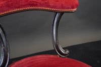 Paire de chaises voyeuses en bois noirci, montant à décor de… (photo 5)